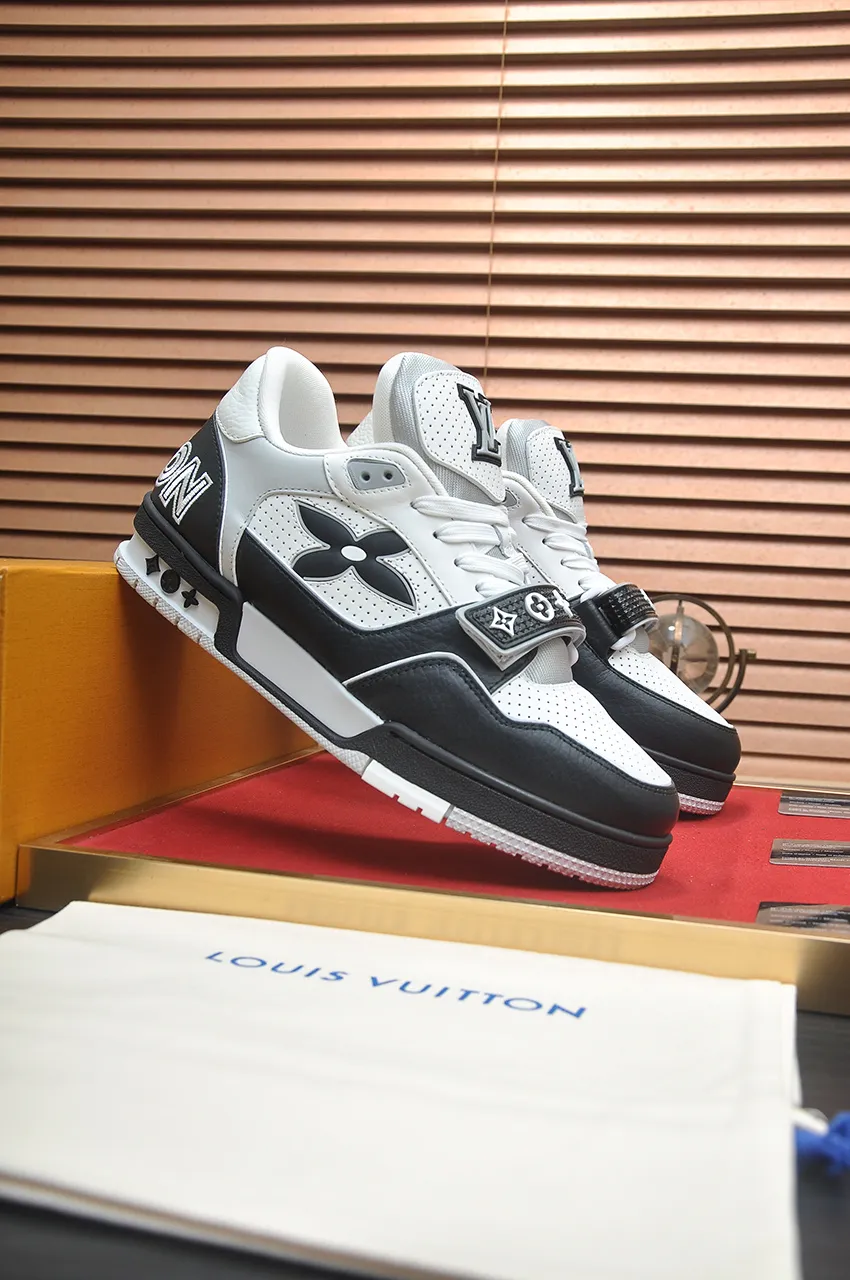 Men's shoes 💰660💶Original development, quality shipping, welcome to compare - LV sneaker series LV Trainer Maxi sneakers introduce the loose silhouette of the ready-to-wear series into the LV Trainer sneaker design written by Virgil Abloh, making an eye-catching appearance in the spring and summer men's wear shows. The cow leather upper is combined with rough fabric laces, and colorful beading highlights the brand's classic elements. LV letters mark the tongue and Monogram floral outsole. Mixed materials Made of first-layer cowhide, wrapped in imported custom-printed denim, thick shoelace design, large Monogram print on the side, "lv 54" badges on the tongue and heel, rubber outsole decorated with Monogram flowers, mesh lining and cotton feet, the comfort is as extreme as ever, premium heritage, quality first, worth owning! Size: Women's 35-39 (customized at 40, non-refundable) Men's 39-45 (customized at 38.46, non-refundable) ♡Full set of packaging with original gift box